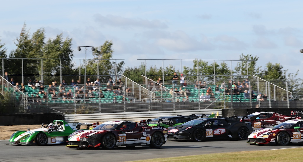 De skønt lydende racere i Special Saloon kører årets sidste afdeling ved Padborg Park Night Race 2025.
(Foto: Motorsporten.dk)